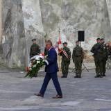 Kwiaty pod pomnikiem na pl. Piotra Skargi złożył zastępca burmistrza Wiesław Pirożek