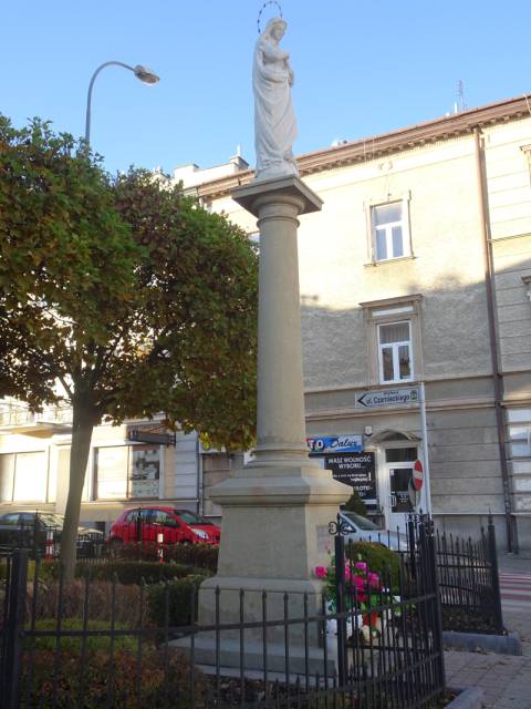 Pomnik Matki Bożej Niepokalanej przy ul. Jana Pawła II w Jarosławiu – po wykonaniu prac konserwatorskich.