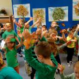 Tańce przedszkolaków przy pisence "Kolorowe listki".