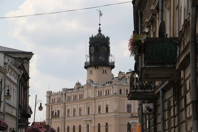 Widok na siedzibę Urzędu Miasta Jarosławia z ulicy Sobieskiego.