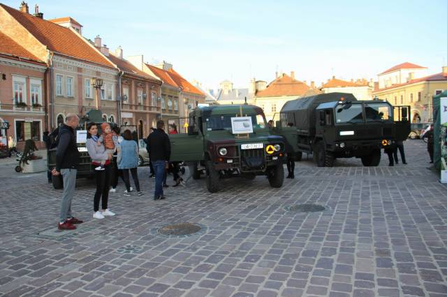 Pokaz sprzędtu na jarosławskim Rynku