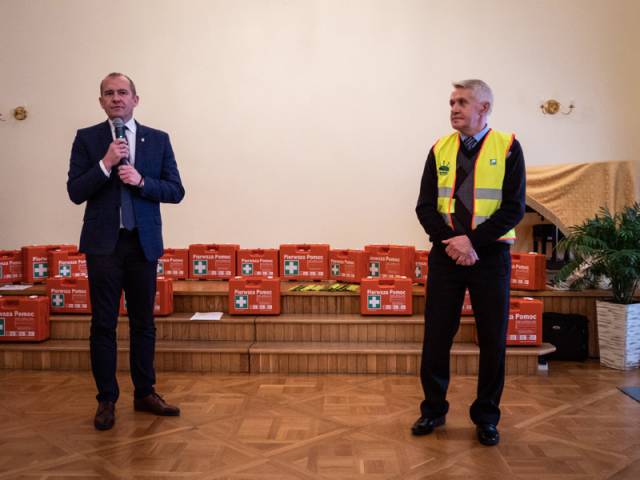 Od lewej: zastępca burmistrza miasta Dariusz Tracz, prezes Stowarzyszenia Poszkodowanym w Wypadkach Komunikacyjnych „Bezpieczne Życie” Józef Napora.