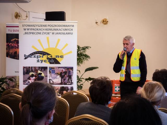  Głos zabiera Józef Napora - prezes Stowarzyszenia Poszkodowanym w Wypadkach Komunikacyjnych „Bezpieczne Życie” w Jarosławiu.
