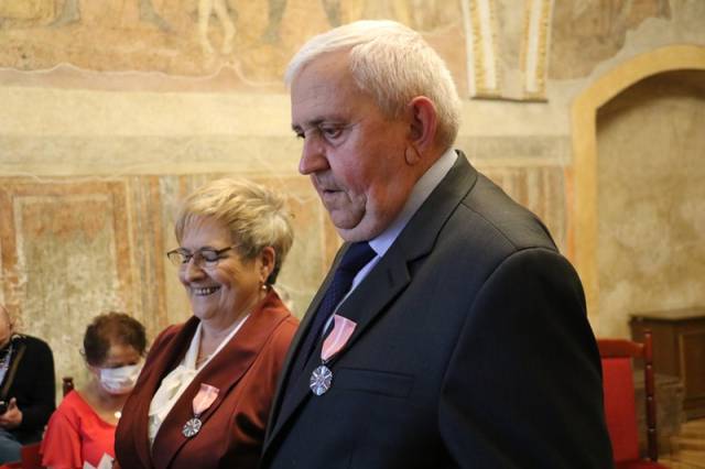 Dekoracja Medalami za Długoletnie Pożycie Małżeńskie.