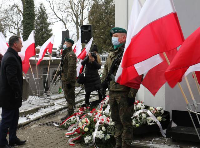 Dyrektor generalny Urzędu Wojewódzkiego Marcin Zaborniak złożył kwiaty w imieniu wojewody podkarpackiego 