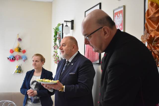 Spotkanie świąteczne w Domu Senior+ przy ul. Dolnoleżajskiej-od lewej dyrektor MOPS A.Kruba-Nieckarz, burmistrz W.Paluch, ks. prałat M.Pieńkowski