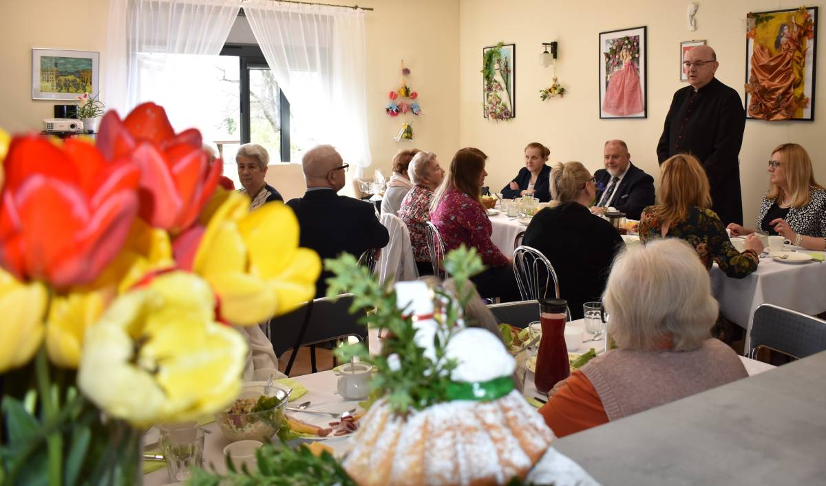 Świąteczne spotkanie seniorów w Domu Senior+ przy ul. Dolnoleżajskiej -ks. prałat Marek Pieńkowski