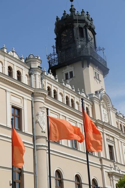 Pomarańczowe flagi powiewające na jarosławkim rynku. 