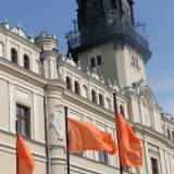 Pomarańczowe flagi powiewające na jarosławkim rynku. 