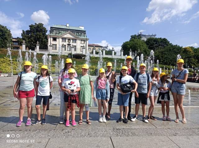 Grupa uczestników półkolonii podczas wycieczki do Rzeszowa