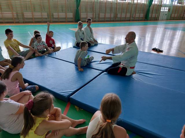 Dzieci wraz z trenerem na zajęciach sztuk walki Aikido